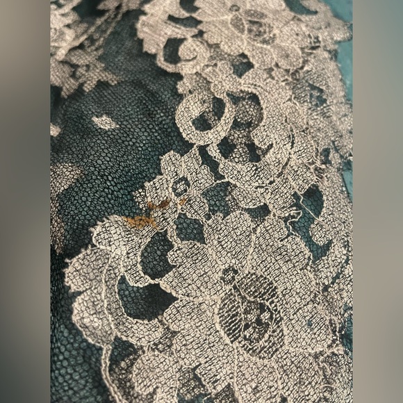 scarf vintage mesh lace triangular 38 x 27" black/gray/white – silver - Picture 3 of 8